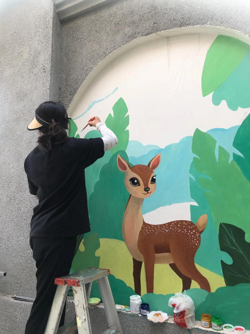 墻體彩繪中的靈動(dòng)小鹿 銀箔與丙烯的藝術(shù)邂逅